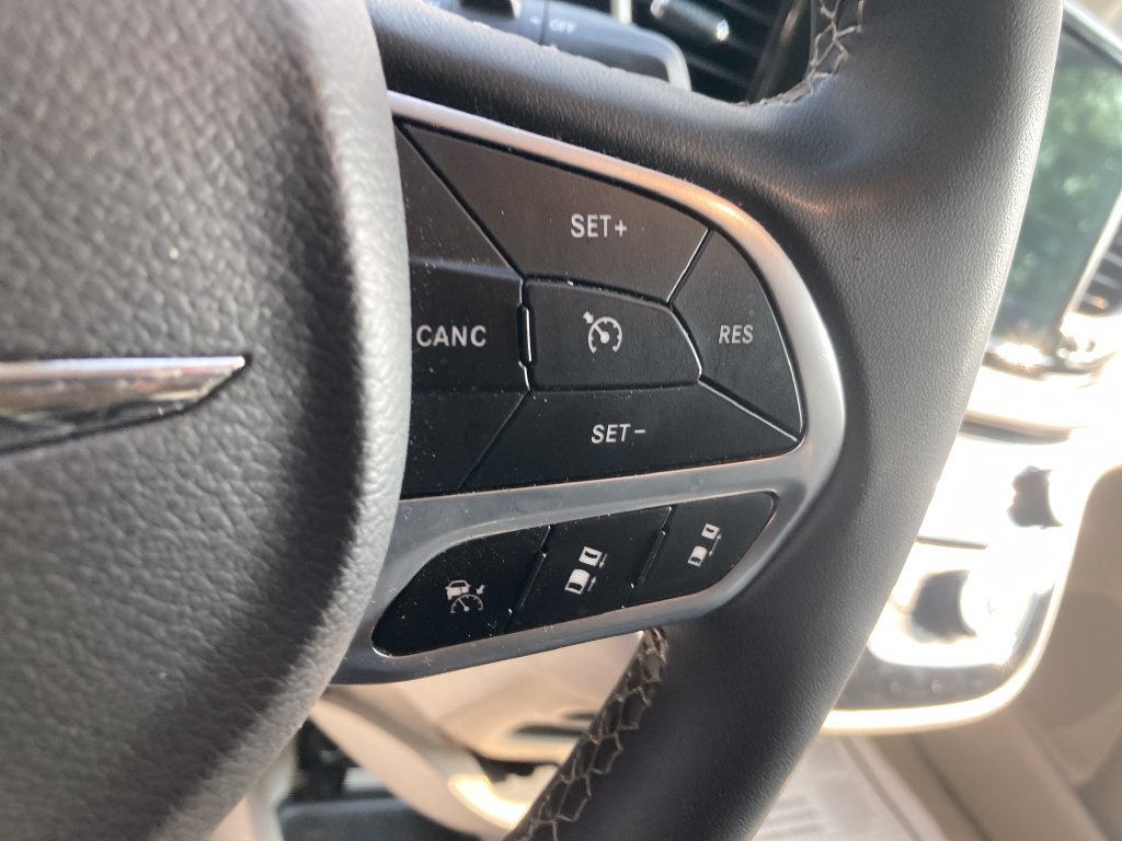Used 2023 Chrysler Pacifica Touring-L FWD image 40