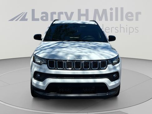Used 2025 Jeep Compass Latitude AWD/4WD image 8