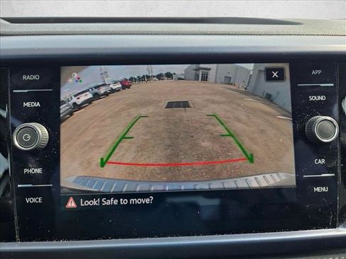 Used 2024 Volkswagen Taos SE w/ Panoramic Sunroof Package FWD image 10