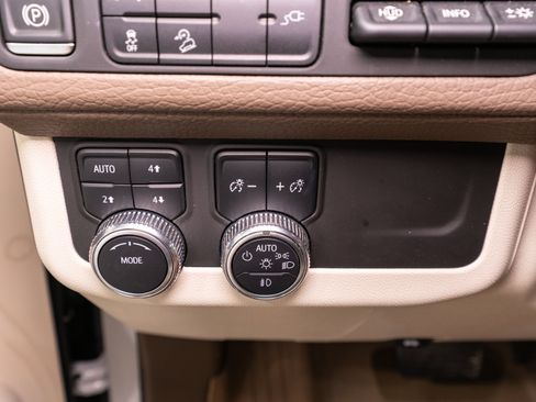 Used 2021 GMC Yukon XL Denali AWD/4WD image 32