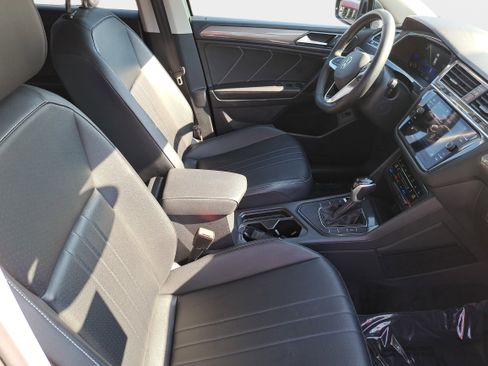 Used 2024 Volkswagen Tiguan SE FWD image 10