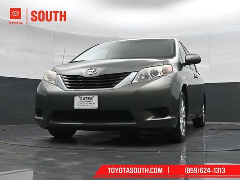 Used 2014 Toyota Sienna LE AWD/4WD image 36
