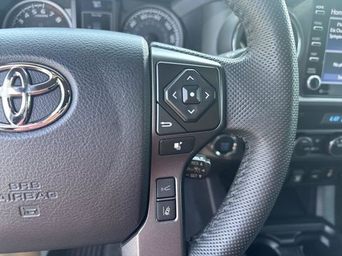 Used 2022 Toyota Tacoma TRD Off-Road w/ Technology Package AWD/4WD image 17