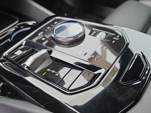 Used 2025 BMW 530i w/ Premium Package image 36