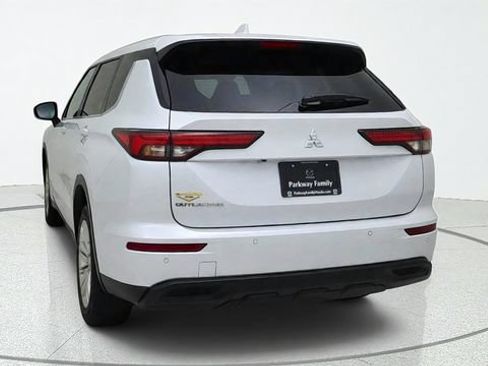 Used 2023 Mitsubishi Outlander ES FWD image 4