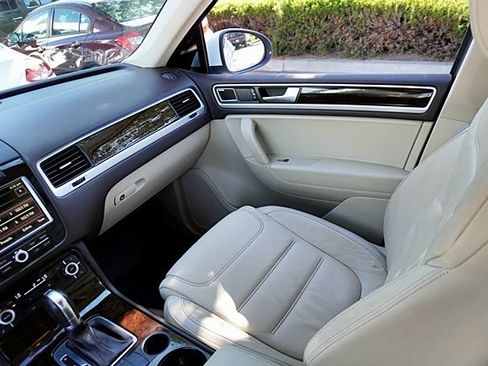 Used 2014 Volkswagen Touareg Executive AWD/4WD image 34