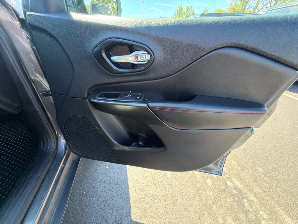 Used 2022 Jeep Cherokee Trailhawk AWD/4WD image 40