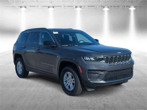 New 2025 Jeep Grand Cherokee Laredo image 2