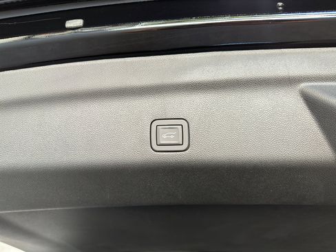 New 2025 Chevrolet Suburban Premier image 32