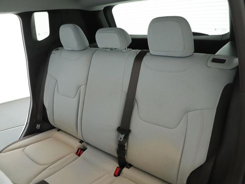 Used 2015 Jeep Renegade Latitude AWD/4WD image 5