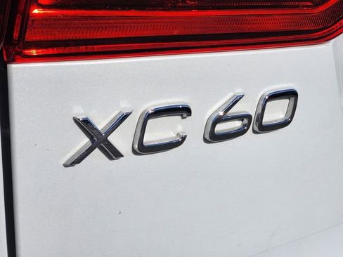 Certified 2022 Volvo XC60 B5 Momentum image 18