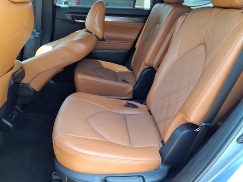 Used 2024 Toyota Highlander Platinum AWD/4WD image 25