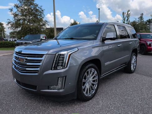 Used 2018 Cadillac Escalade Platinum RWD image 2