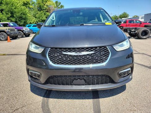 Used 2023 Chrysler Pacifica Touring-L FWD image 2