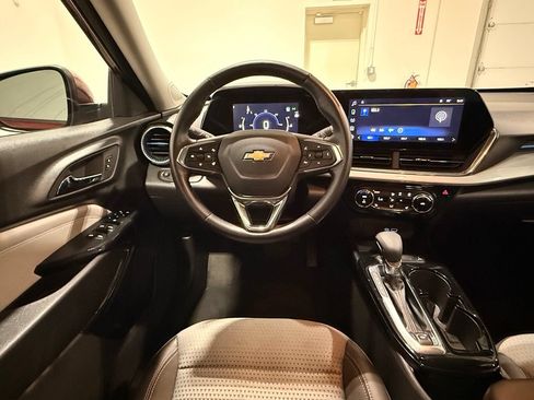 Used 2025 Chevrolet Trax LT w/ LT Convenience Package FWD image 26