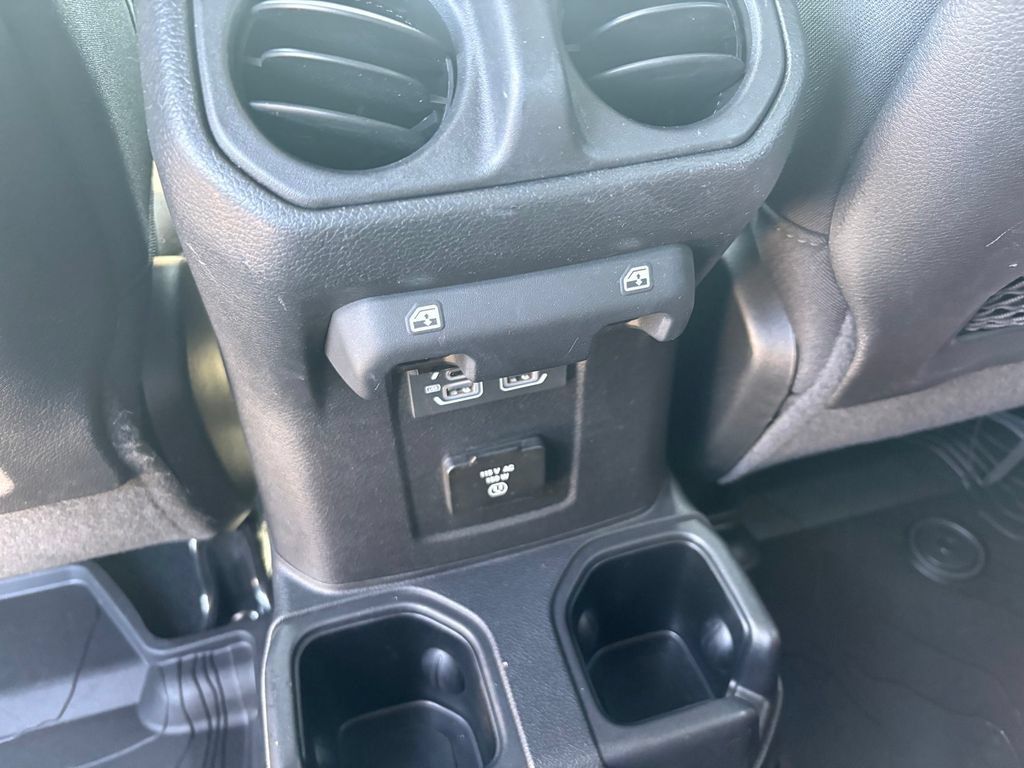 Used 2022 Jeep Wrangler Unlimited Rubicon w/ LED Lighting Group AWD/4WD image 17