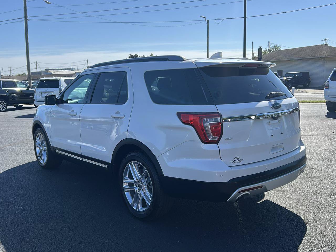Used 2017 Ford Explorer XLT w/ Equipment Group 202A FWD image 7
