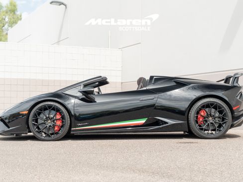 Used 2019 Lamborghini Huracan Performante AWD/4WD image 4