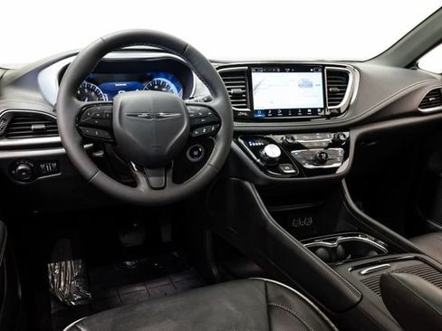 Used 2025 Chrysler Pacifica Limited FWD image 7