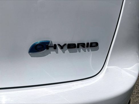 Used 2023 Chrysler Pacifica Limited w/ Uconnect Theater Family Group FWD image 27