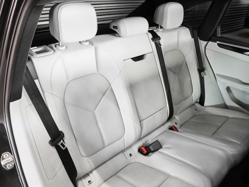 Certified 2022 Porsche Macan image 6