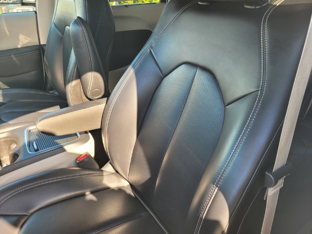 Used 2023 Chrysler Pacifica Touring-L FWD image 13