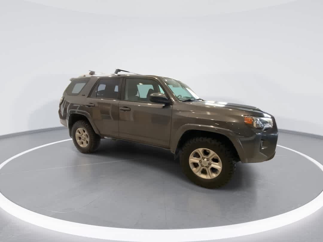Used 2017 Toyota 4Runner SR5 AWD/4WD image 2