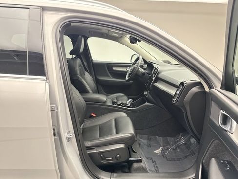 Used 2024 Volvo XC40 B5 Plus image 18