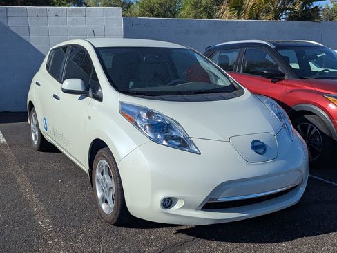 Used 2011 Nissan Leaf SL image 4