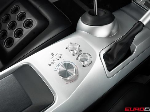 Used 2006 Ford GT RWD image 40