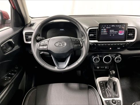 Used 2024 Hyundai Venue Limited image 18