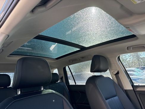 Used 2023 Volkswagen Tiguan SE w/ Panoramic Sunroof Package image 11