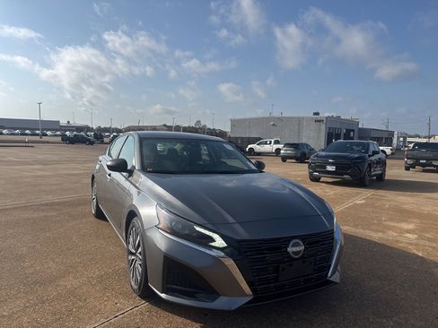 Certified 2025 Nissan Altima 2.5 SV image 2