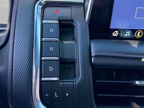 Used 2021 Chevrolet Suburban RST w/ Luxury Package image 28