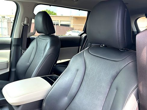 Used 2023 Kia Carnival EX FWD image 14
