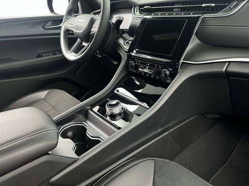 New 2025 Jeep Grand Cherokee Altitude image 29