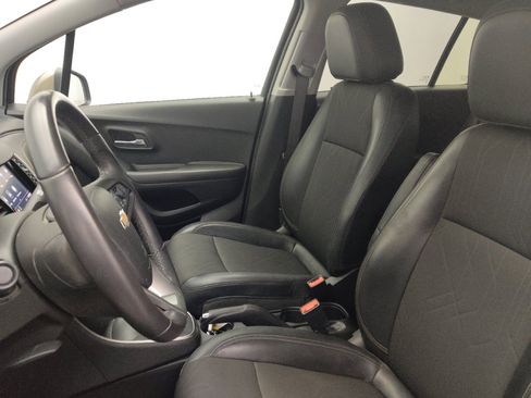 Used 2022 Chevrolet Trax LT w/ LT Convenience Package image 17