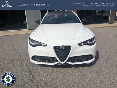 Used 2025 Alfa Romeo Giulia AWD image 11