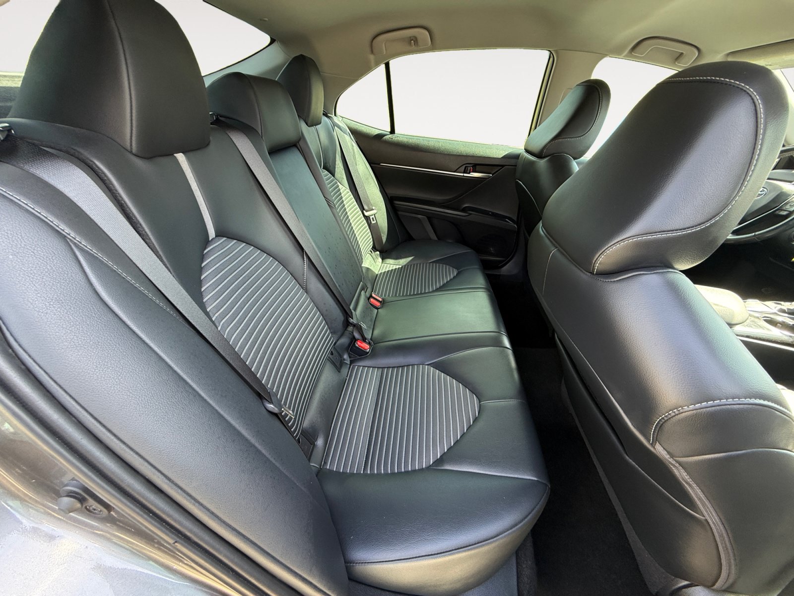 Used 2020 Toyota Camry SE FWD image 18