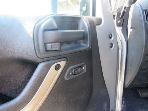 Used 2016 Jeep Wrangler Unlimited Sahara image 12