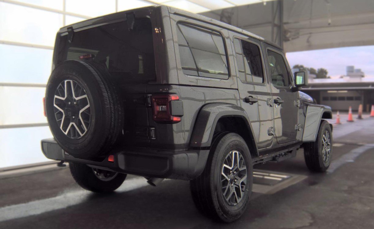Used 2026 Jeep Wrangler Unlimited Sahara AWD/4WD image 4