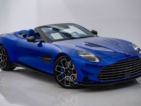 Used 2026 Aston Martin Vanquish Convertible RWD image 3