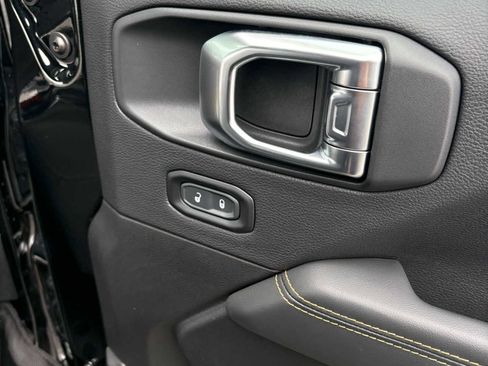 Used 2025 Jeep Wrangler Sahara image 11