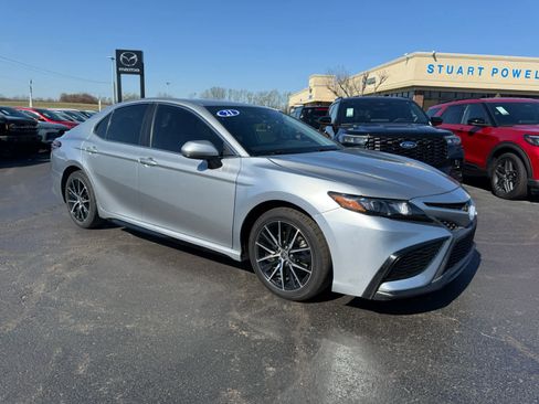 Used 2021 Toyota Camry SE image 1