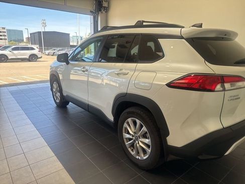 Used 2025 Toyota Corolla Cross LE image 12