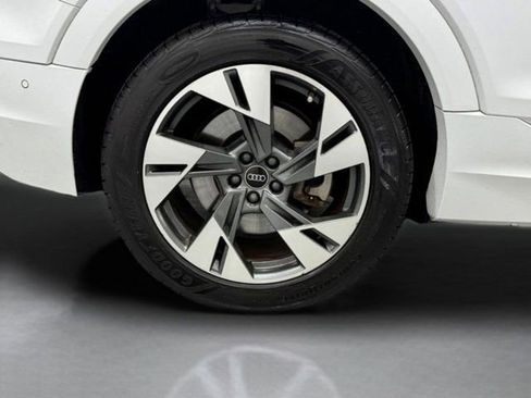 Used 2023 Audi e-tron Premium Plus w/ Premium Plus Package AWD/4WD image 34