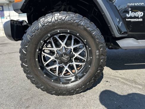 Used 2019 Jeep Wrangler Unlimited Sahara AWD/4WD image 7