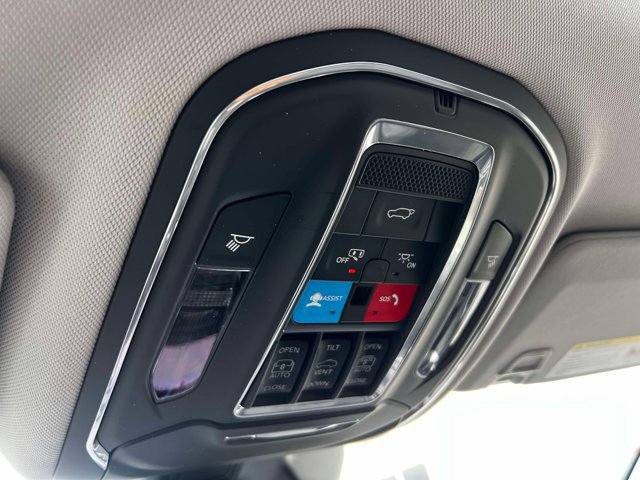 Used 2023 Jeep Grand Cherokee Limited w/ Luxury Tech Group II AWD/4WD image 34