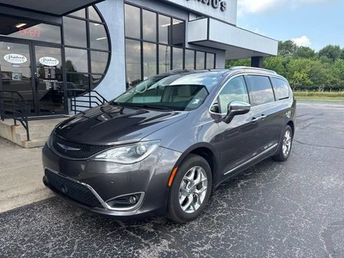 Used 2019 Chrysler Pacifica Limited w/ Advanced Safetytec Group FWD image 2