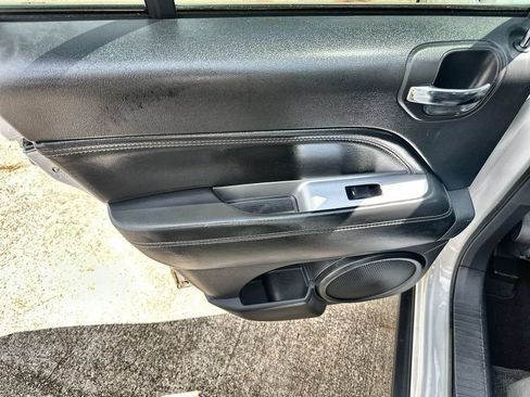 Used 2014 Jeep Compass Latitude FWD image 15
